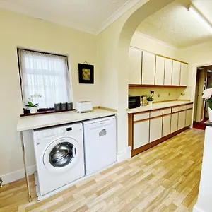 Barking House Sleeps 11 - Parking - Train Tube - Airport London