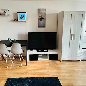 Modern Canary Studio- Wifi London